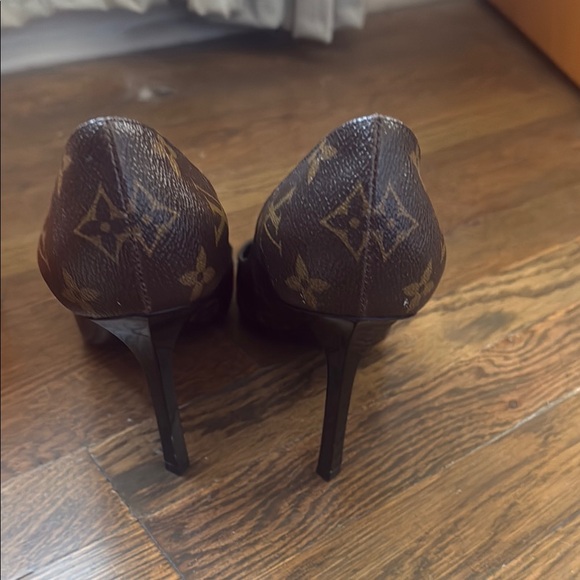 Louis Vuitton Black High Heels with Glossy Finish - Picture 2 of 8